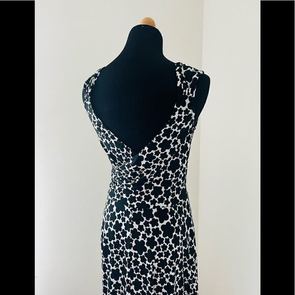 MAGGY LONDON BLACK AND WHITE FLORAL DRESS-gorgeous and flattering!! - Picture 1 of 7